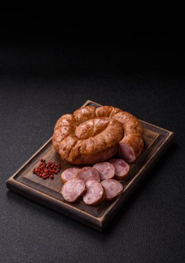 Spiral ya da salyangoz şeklinde ızgara sosis, baharat ve bitkilerle yapılmış tavuk ya da domuz eti yemeği. Dizaynınız için yemek arkaplanı olarak sarmal ya da salyangoz sosisi