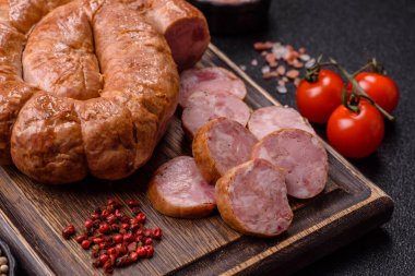 Spiral ya da salyangoz şeklinde ızgara sosis, baharat ve bitkilerle yapılmış tavuk ya da domuz eti yemeği. Dizaynınız için yemek arkaplanı olarak sarmal ya da salyangoz sosisi