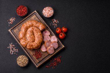 Spiral ya da salyangoz şeklinde ızgara sosis, baharat ve bitkilerle yapılmış tavuk ya da domuz eti yemeği. Dizaynınız için yemek arkaplanı olarak sarmal ya da salyangoz sosisi