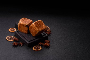 Çikolata dolgulu bir Fransız küp kruvasanı, tatlı bir kahvaltı pastası. Tasarımınız için yemek arkaplanı olarak küp kruvasan