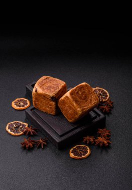 Çikolata dolgulu bir Fransız küp kruvasanı, tatlı bir kahvaltı pastası. Tasarımınız için yemek arkaplanı olarak küp kruvasan