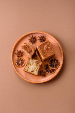 Çikolata dolgulu bir Fransız küp kruvasanı, tatlı bir kahvaltı pastası. Tasarımınız için yemek arkaplanı olarak küp kruvasan