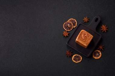 Çikolata dolgulu bir Fransız küp kruvasanı, tatlı bir kahvaltı pastası. Tasarımınız için yemek arkaplanı olarak küp kruvasan