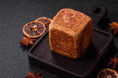 Çikolata dolgulu bir Fransız küp kruvasanı, tatlı bir kahvaltı pastası. Tasarımınız için yemek arkaplanı olarak küp kruvasan