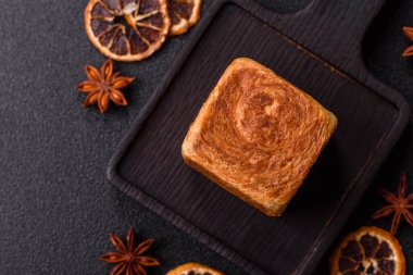 Çikolata dolgulu bir Fransız küp kruvasanı, tatlı bir kahvaltı pastası. Tasarımınız için yemek arkaplanı olarak küp kruvasan