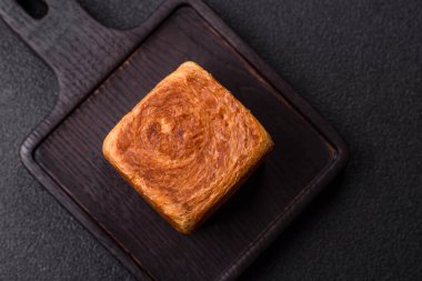 Çikolata dolgulu bir Fransız küp kruvasanı, tatlı bir kahvaltı pastası. Tasarımınız için yemek arkaplanı olarak küp kruvasan