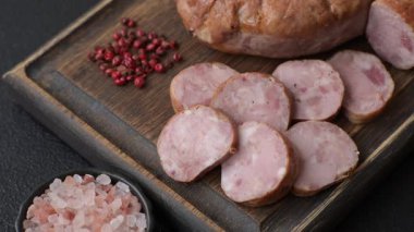 Tavuk ya da domuz eti sarmalı ya da salyangoz şeklinde ızgara sosis. Spiral ya da salyangoz sosisi