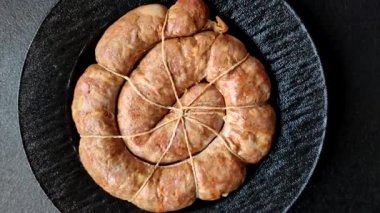 Tavuk ya da domuz eti sarmalı ya da salyangoz şeklinde ızgara sosis. Spiral ya da salyangoz sosisi