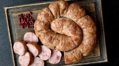 Tavuk ya da domuz eti sarmalı ya da salyangoz şeklinde ızgara sosis. Spiral ya da salyangoz sosisi