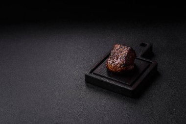 Izgara ya da ızgara biftek, akşam yemeği için pişirilmiş et fileto. Biftek tasarımın için yemek arkaplanı olarak kullanılacak..