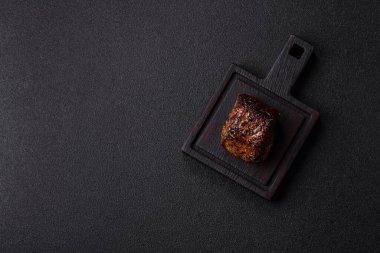 Izgara ya da ızgara biftek, akşam yemeği için pişirilmiş et fileto. Biftek tasarımın için yemek arkaplanı olarak kullanılacak..