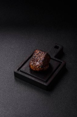 Izgara ya da ızgara biftek, akşam yemeği için pişirilmiş et fileto. Biftek tasarımın için yemek arkaplanı olarak kullanılacak..