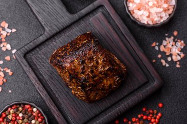 Izgara ya da ızgara biftek, akşam yemeği için pişirilmiş et fileto. Biftek tasarımın için yemek arkaplanı olarak kullanılacak..