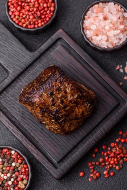 Izgara ya da ızgara biftek, akşam yemeği için pişirilmiş et fileto. Biftek tasarımın için yemek arkaplanı olarak kullanılacak..