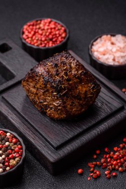 Izgara ya da ızgara biftek, akşam yemeği için pişirilmiş et fileto. Biftek tasarımın için yemek arkaplanı olarak kullanılacak..