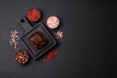 Izgara ya da ızgara biftek, akşam yemeği için pişirilmiş et fileto. Biftek tasarımın için yemek arkaplanı olarak kullanılacak..