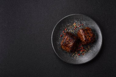 Izgara ya da ızgara biftek, akşam yemeği için pişirilmiş et fileto. Biftek tasarımın için yemek arkaplanı olarak kullanılacak..