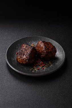 Izgara ya da ızgara biftek, akşam yemeği için pişirilmiş et fileto. Biftek tasarımın için yemek arkaplanı olarak kullanılacak..