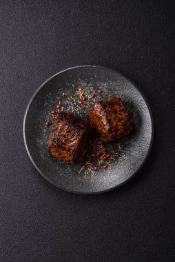 Izgara ya da ızgara biftek, akşam yemeği için pişirilmiş et fileto. Biftek tasarımın için yemek arkaplanı olarak kullanılacak..