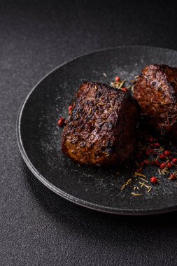 Izgara ya da ızgara biftek, akşam yemeği için pişirilmiş et fileto. Biftek tasarımın için yemek arkaplanı olarak kullanılacak..