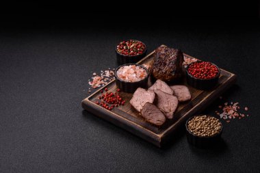 Izgara ya da ızgara biftek, akşam yemeği için pişirilmiş et fileto. Biftek tasarımın için yemek arkaplanı olarak kullanılacak..