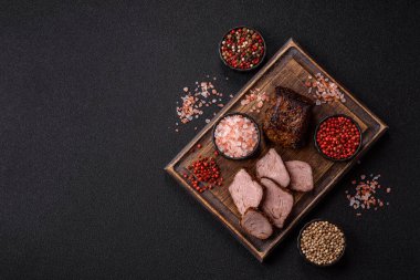 Izgara ya da ızgara biftek, akşam yemeği için pişirilmiş et fileto. Biftek tasarımın için yemek arkaplanı olarak kullanılacak..