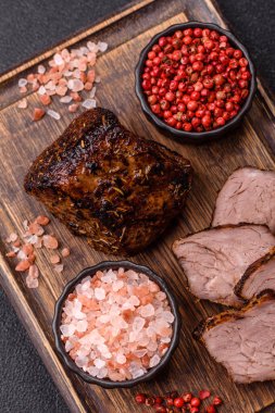 Izgara ya da ızgara biftek, akşam yemeği için pişirilmiş et fileto. Biftek tasarımın için yemek arkaplanı olarak kullanılacak..