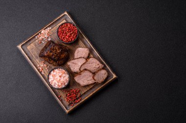 Izgara ya da ızgara biftek, akşam yemeği için pişirilmiş et fileto. Biftek tasarımın için yemek arkaplanı olarak kullanılacak..