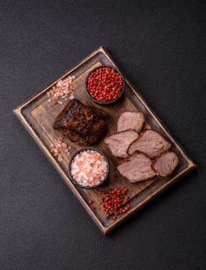 Izgara ya da ızgara biftek, akşam yemeği için pişirilmiş et fileto. Biftek tasarımın için yemek arkaplanı olarak kullanılacak..