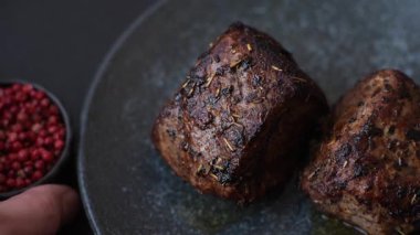 Izgara ya da ızgara biftek, akşam yemeği için pişirilmiş et fileto. Biftek tasarımın için yemek arkaplanı olarak kullanılacak..