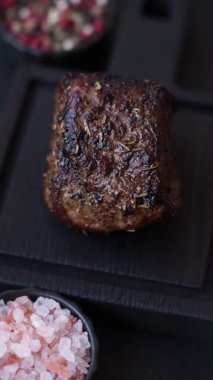 Izgara ya da ızgara biftek, akşam yemeği için pişirilmiş et fileto. Biftek tasarımın için yemek arkaplanı olarak kullanılacak..