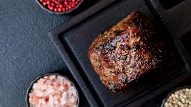 Izgara ya da ızgara biftek, akşam yemeği için pişirilmiş et fileto. Biftek tasarımın için yemek arkaplanı olarak kullanılacak..