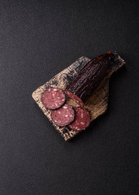 Kara kanlı puding, akşam yemeği için ızgara domuz sosisi. Kanlı puding senin tasarımın için bir yemek arka planı.