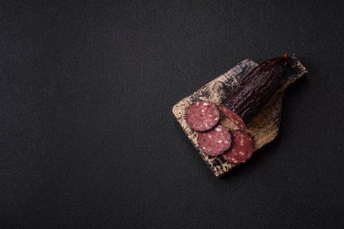 Kara kanlı puding, akşam yemeği için ızgara domuz sosisi. Kanlı puding senin tasarımın için bir yemek arka planı.