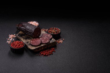 Kara kanlı puding, akşam yemeği için ızgara domuz sosisi. Kanlı puding senin tasarımın için bir yemek arka planı.