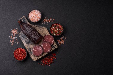 Kara kanlı puding, akşam yemeği için ızgara domuz sosisi. Kanlı puding senin tasarımın için bir yemek arka planı.