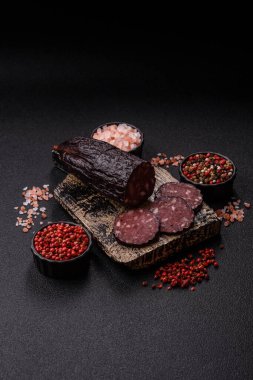 Kara kanlı puding, akşam yemeği için ızgara domuz sosisi. Kanlı puding senin tasarımın için bir yemek arka planı.