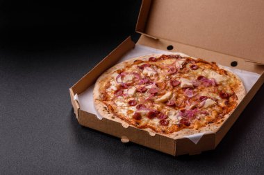 Akşam yemeğinde sosisli, tavuklu ve peynirli İtalyan pizzası. Tasarımınız için arka plan olarak sosisli pizza.