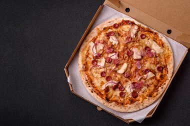 Akşam yemeğinde sosisli, tavuklu ve peynirli İtalyan pizzası. Tasarımınız için arka plan olarak sosisli pizza.