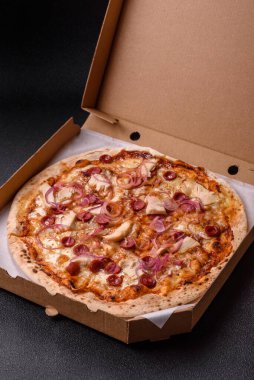 Akşam yemeğinde sosisli, tavuklu ve peynirli İtalyan pizzası. Tasarımınız için arka plan olarak sosisli pizza.