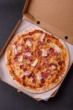 Akşam yemeğinde sosisli, tavuklu ve peynirli İtalyan pizzası. Tasarımınız için arka plan olarak sosisli pizza.
