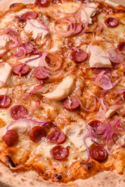 Akşam yemeğinde sosisli, tavuklu ve peynirli İtalyan pizzası. Tasarımınız için arka plan olarak sosisli pizza.