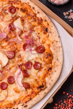 Akşam yemeğinde sosisli, tavuklu ve peynirli İtalyan pizzası. Tasarımınız için arka plan olarak sosisli pizza.