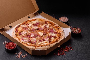 Akşam yemeğinde sosisli, tavuklu ve peynirli İtalyan pizzası. Tasarımınız için arka plan olarak sosisli pizza.