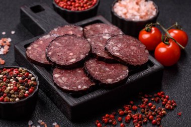 Kara kanlı puding, akşam yemeği için ızgara domuz sosisi. Kanlı puding senin tasarımın için bir yemek arka planı.