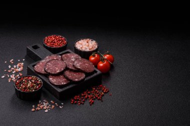 Kara kanlı puding, akşam yemeği için ızgara domuz sosisi. Kanlı puding senin tasarımın için bir yemek arka planı.