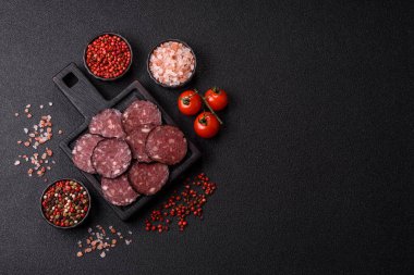 Kara kanlı puding, akşam yemeği için ızgara domuz sosisi. Kanlı puding senin tasarımın için bir yemek arka planı.