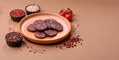 Kara kanlı puding, akşam yemeği için ızgara domuz sosisi. Kanlı puding senin tasarımın için bir yemek arka planı.