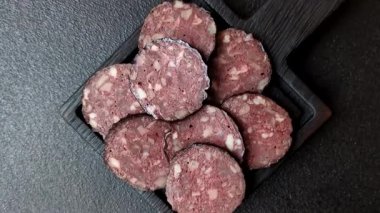 Kara kanlı puding, akşam yemeği için ızgara domuz sosisi. Kanlı puding senin tasarımın için bir yemek arka planı.