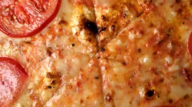 Akşam yemeği için domates, peynir ve soslu vejetaryen Margherita pizzası. Margherita pizzası tasarımın için bir yemek arkaplanı.